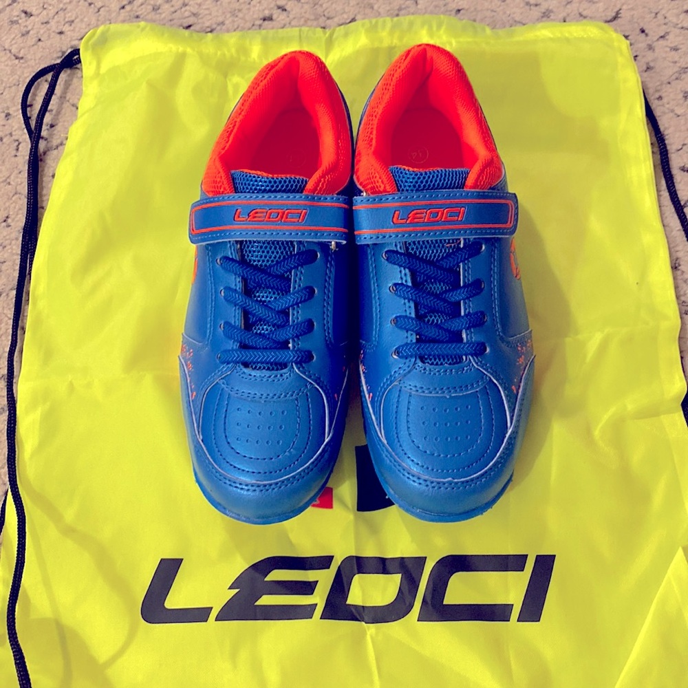 New kids size 2.5 soccer cleats